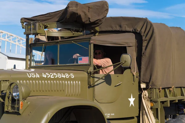2019年9月22日 第二次世界大戦の記憶を生き続けるために軍用車両を維持する財団 それらを転がり続けることによる軍事パレード — ストック写真