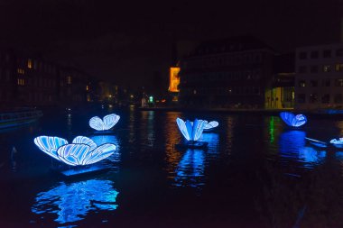 AMSTERDAM - 14 Aralık 2019: Her yıl, dünyanın dört bir yanından sanatçılar özellikle etkinlik için hafif sanat eserleri oluştururlar. Festival tekneyle, bisikletle ya da yürüyerek yapılabilir..