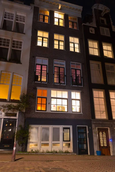 Egy Tipikus Amszterdami Csatorna Ház Homlokzata Éjszaka — Stock Fotó