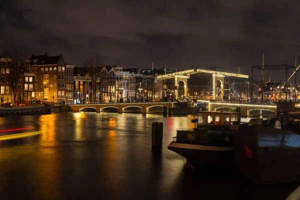 アムステルダムの中心部にある素晴らしいライトアップされた橋 — ストック写真