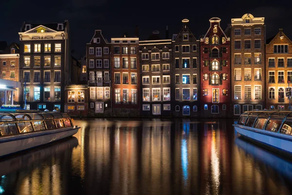 Amsterdam December 2019 Beroemde Dansende Grachtenpanden Aan Het Damrak Nachts — Stockfoto