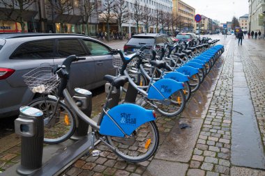 GOTEBORG, SWEDEN - 23 ARALIK 2019: Göteborg şehir merkezinde mavi renkli bisiklet sırası