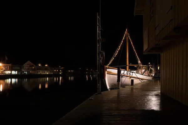 Smogen Sverige December 2019 Nattfotografering Fiskebåt Smogens Hamn Det Livligaste — Stockfoto