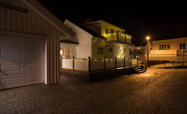 夜になると木造住宅のある典型的なスウェーデンの村は — ストック写真