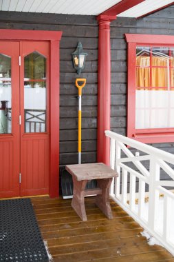 İsveç 'teki Storforsen Kilisesi' nin girişi duvarında kar küreği asılı.