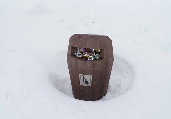 Norbotten Suecia Febrero 2020 Cubo Lleno Polvo Con Latas Cerveza — Foto de Stock