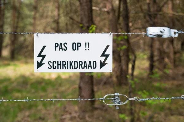 Elektrikli Çitlerden Sakının Pas Schrikdraad Dutch Language Uyarı Kalkanı — Stok fotoğraf