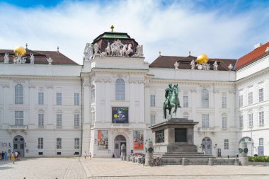 Vienna, AUSTRIA - 26 Temmuz 2020: önünde İmparator 2. Joseph 'in heykeli olan ulusal kütüphane. Avrupa 'nın en büyük barok kütüphanesidir..