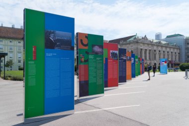 Vienna, AUSTRIA - 26 Temmuz 2020 Heldenplatz 'da Artistik Kurulum (Kahraman Mekanı). Avusturya 'nın 25 yıl önce Avrupa Birliği' ne katılması vesilesiyle Avusturya tarihiyle ilgili bir sergi..