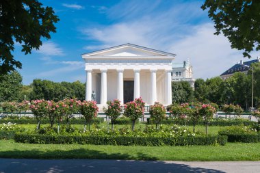 Theseus Tapınağı, Viyana 'nın birinci bölgesindeki Volksgarten' de bulunan klasik bir binadır. Mimarlık. Tapınak 1819 'dan 1823' e kadar mimar Peter von Nobile tarafından inşa edilmiştir. Üç katlı bir bina ve harici on sent üzerinde duruyor.