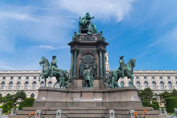 Maria Theresia纪念碑位于Maria Theresien Platz镇广场 背景是自然历史博物馆Wien 花了13年才完成 它最后建于1887年 描绘了玛丽亚举行的语用制裁 它也有四个骑手 — 图库照片