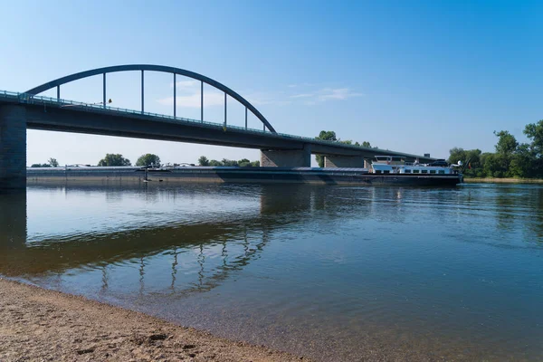 Duży Statek Towarowy Rzece Donau Południu Niemiec — Zdjęcie stockowe