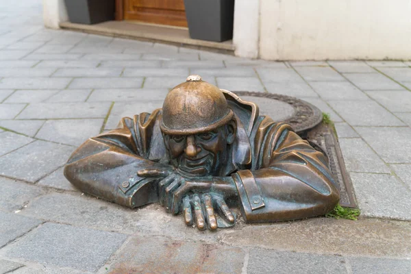 Bratislava Slovakia July 2020 Bronze Statue Grin His Face Peeks — Stock Photo, Image