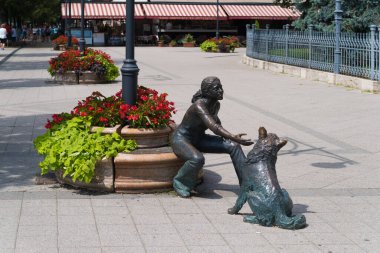 BUDAPEST, HUNGARY - 29 Temmuz 2020: Macar başkentinde köpek heykeli olan kız