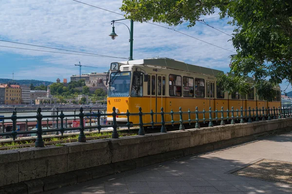 Budapest Magyarország 2020 Július Sárga Retro Villamos Budepesten Budai Várral — Stock Fotó