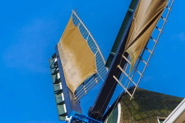美しい青空に対する古代オランダの風車 — ストック写真