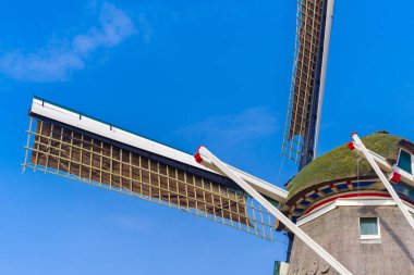 Güzel mavi gökyüzüne karşı eski bir Alman yel değirmeni