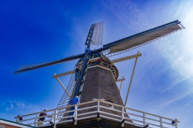 Güzel mavi gökyüzüne karşı eski bir Alman yel değirmeni