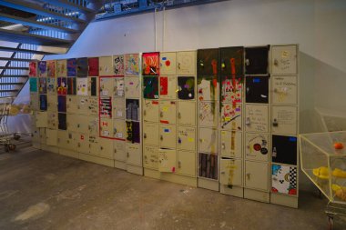 ENSCHEDE, NETHERLANDS - 30 Nisan 2022: Sanat ve Tasarım Akademisi öğrencilerinin kilitleri. Okul 1946 'da kuruldu.