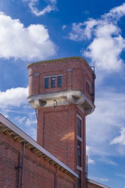 ENSCHEDE, NETHERLANDS - 30 Nisan 2022: Roombeek 'teki modern mimari. Bölge en çok, 23 kişinin öldüğü ve yaklaşık 950 kişinin yaralandığı 2000 yılındaki havai fişek faciasıyla tanınıyor..