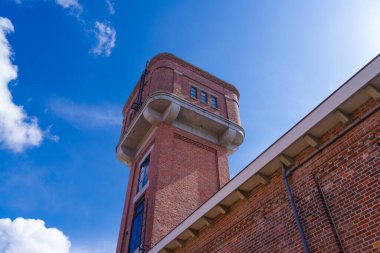 ENSCHEDE, NETHERLANDS - 30 Nisan 2022: Roombeek 'teki modern mimari. Bölge en çok, 23 kişinin öldüğü ve yaklaşık 950 kişinin yaralandığı 2000 yılındaki havai fişek faciasıyla tanınıyor..