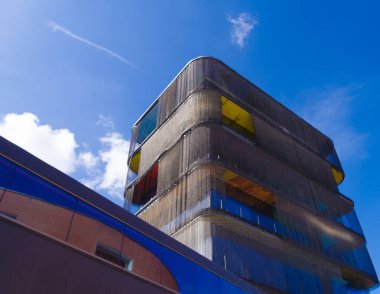 ENSCHEDE, NETHERLANDS - 30 Nisan 2022: Roombeek 'teki modern mimari. Bölge en çok, 23 kişinin öldüğü ve yaklaşık 950 kişinin yaralandığı 2000 yılındaki havai fişek faciasıyla tanınıyor..