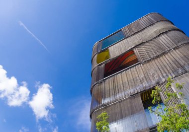 ENSCHEDE, NETHERLANDS - 30 Nisan 2022: Roombeek 'teki modern mimari. Bölge en çok, 23 kişinin öldüğü ve yaklaşık 950 kişinin yaralandığı 2000 yılındaki havai fişek faciasıyla tanınıyor..