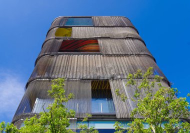 ENSCHEDE, NETHERLANDS - 30 Nisan 2022: Roombeek 'teki modern mimari. Bölge en çok, 23 kişinin öldüğü ve yaklaşık 950 kişinin yaralandığı 2000 yılındaki havai fişek faciasıyla tanınıyor..