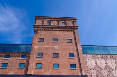 ENSCHEDE, NETHERLANDS - 30 Nisan 2022: Roombeek 'teki modern mimari. Bölge en çok, 23 kişinin öldüğü ve yaklaşık 950 kişinin yaralandığı 2000 yılındaki havai fişek faciasıyla tanınıyor..