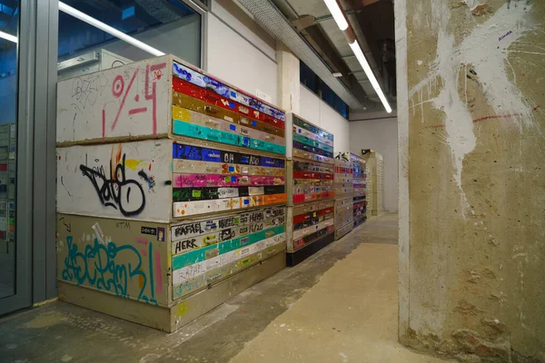 ENSCHEDE, NETHERLANDS - 30 Nisan 2022: Sanat ve Tasarım Akademisi öğrencilerinin kilitleri. Okul 1946 'da kuruldu.