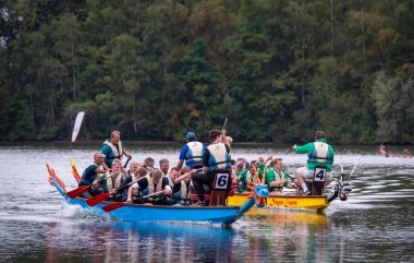 OLDENZAAL, NETHERLANDS - 10 Eylül 2022: hayır amaçlı ejderha botu yarışları. Ejderha teknesi Çin 'in güney Guangdong bölgesinin Pearl River Delta bölgesinden gelen insan gücüyle çalışan bir su gemisidir..