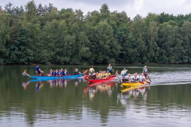 OLDENZAAL, NETHERLANDS - 10 Eylül 2022: hayır amaçlı ejderha botu yarışları. Ejderha teknesi Çin 'in güney Guangdong bölgesinin Pearl River Delta bölgesinden gelen insan gücüyle çalışan bir su gemisidir..