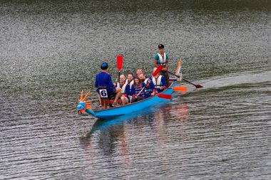 OLDENZAAL, NETHERLANDS - 10 Eylül 2022: hayır amaçlı ejderha botu yarışları. Ejderha teknesi Çin 'in güney Guangdong bölgesinin Pearl River Delta bölgesinden gelen insan gücüyle çalışan bir su gemisidir..