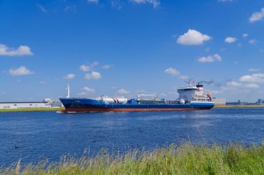 AMSTERDAM, NETHERLANDS - 11 HAZİRAN 2022: IJmuiden ve Amsterdam arasındaki kuzey deniz kanalında bir sanayi tankeri