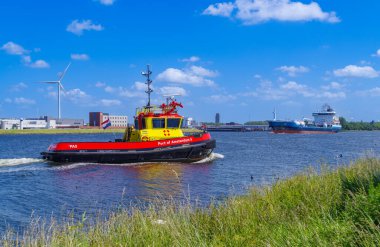 AMSTERDAM, NETHERLANDS - 11 HAZİRAN 2022: Amsterdam 'ın kuzey deniz kanalındaki limanı