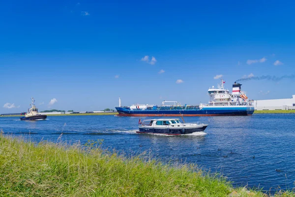 オランダアムステルダム 2022年6月11日 オランダの北海運河での忙しい出荷 アムステルダムとIjmuidenの間の21キロの長い接続 — ストック写真