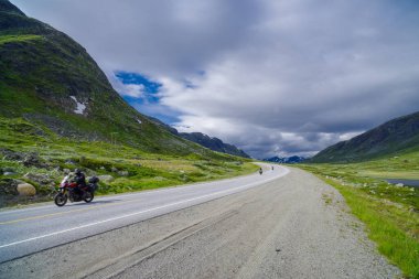 Norveç dağlarında manzaralı Rv52 yolunda motor. 