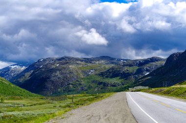 Norveçli dağların arasından geçen manzaralı karavan yolu. 