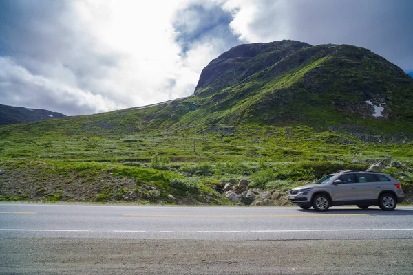 ノルウェーの山々を通る風光明媚なRv52道路上の車 — ストック写真