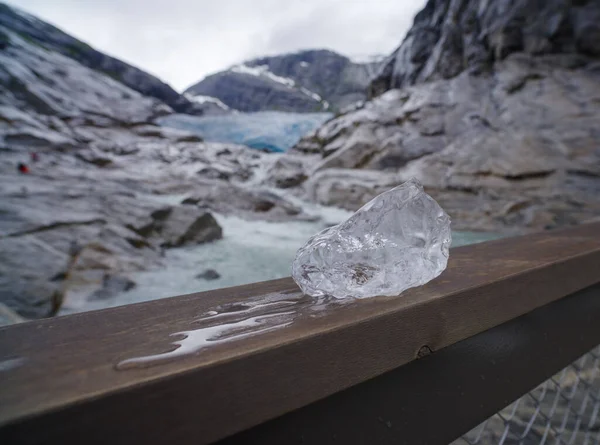 Jégdarab Egy Híd Korlátján Nigardsbreen Gleccserrel Háttérben — Stock Fotó