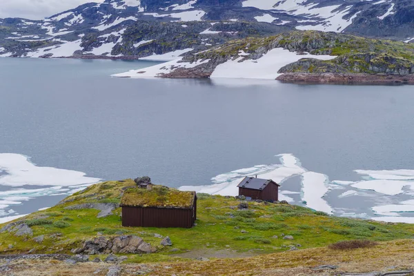 Litet Norskt Hus Och Skjul Framför Sjö Med Isflak — Stockfoto