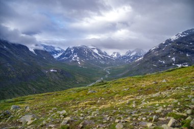 Norveç 'teki Jotunheimen Ulusal Parkı' ndaki Visa Nehri manzarası çok güzel.