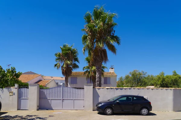 Typisch Mediterranes Haus Hinter Mauern Mit Einem Davor Geparkten Auto — Stockfoto