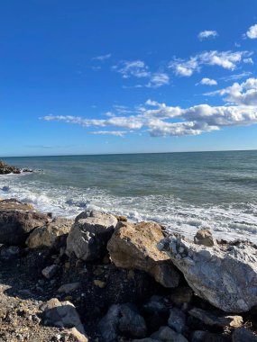 Kışın güneşli bir gün Torre Del Mar 'da deniz kıyısında