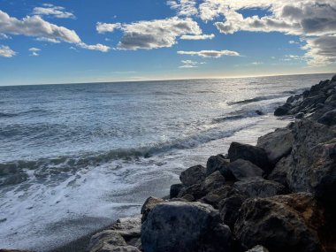 Da soleado en invierno la orilla del mar Kışın güneşli bir gün
