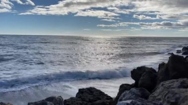 Dalgalar sahile çakılıyor kayalarla, ağır çekimde