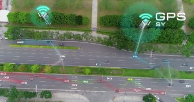 Modern şehir konsepti. Arabalar yol boyunca gider ve yolu tararlar. Pistte kendi kendine giden araba..