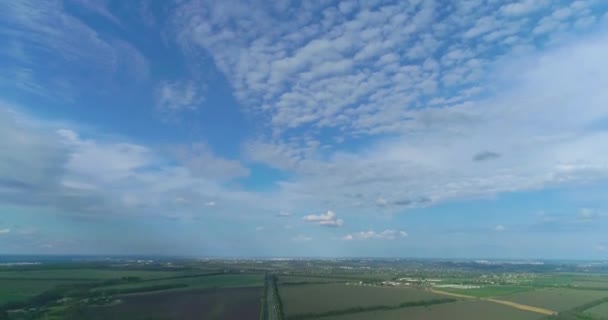 ヨーロッパの道路。道路を渡って。2つの高速道路が交差し、 1つの道路になる。車のトップビューで高速道路。大きな道路の周りの緑の牧草地. — ストック動画