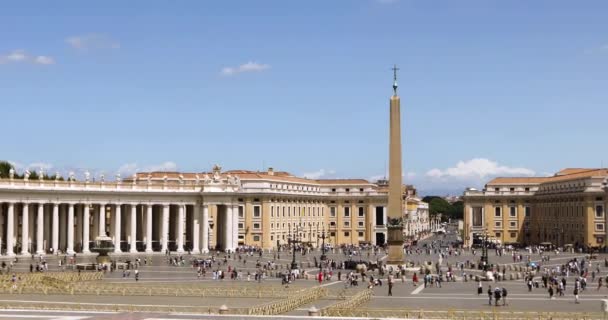 Панорама площади Святого Петра. Многие люди ходят по площади Св. Петра. Италия, Рим, — стоковое видео