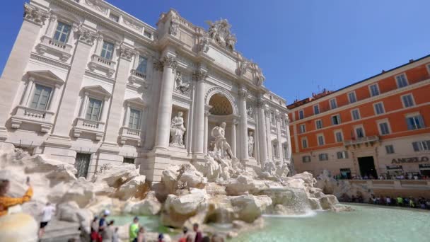 Touristen in der Nähe des Trevi-Brunnens in Rom. Plan des Trevi-Brunnens — Stockvideo